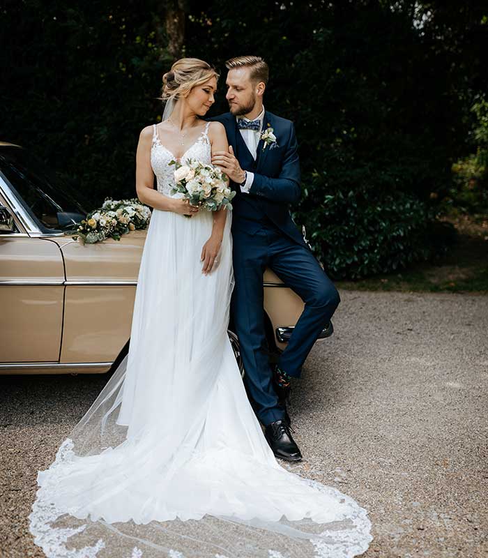 Hochzeitsfoto von Anastasija und Dennis vor dem Kursaal Hirsau.